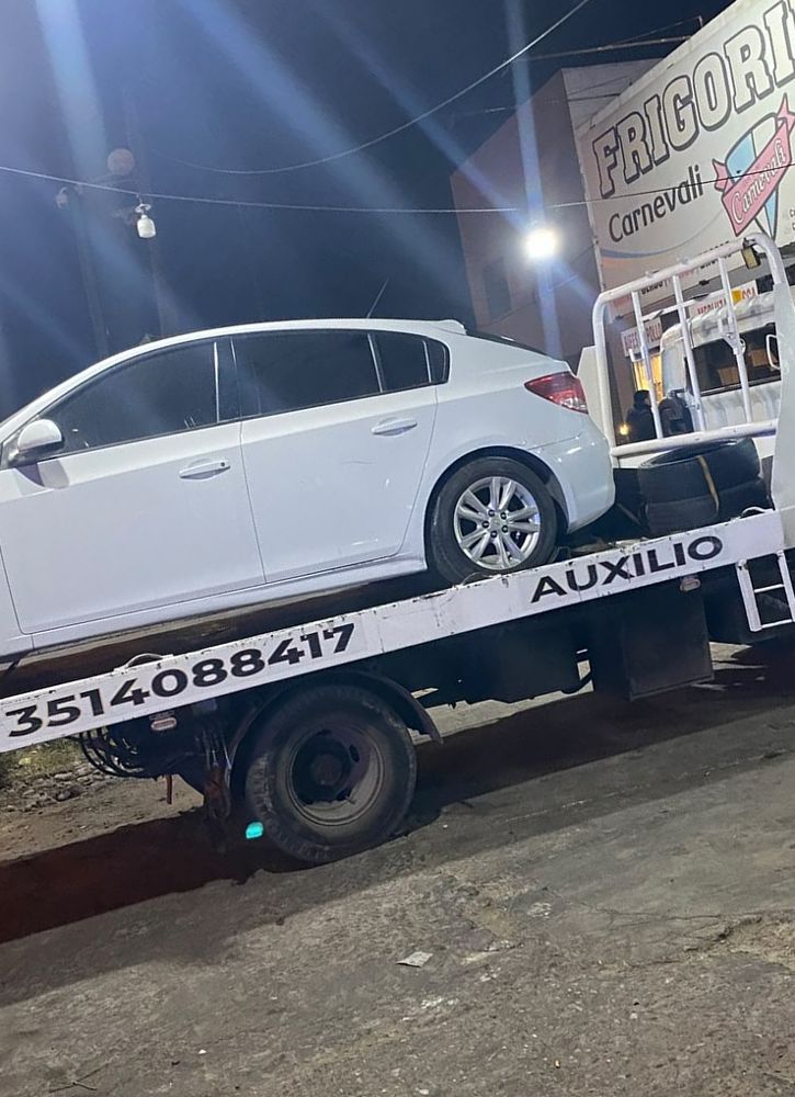 Traslado nocturno de un auto blanco